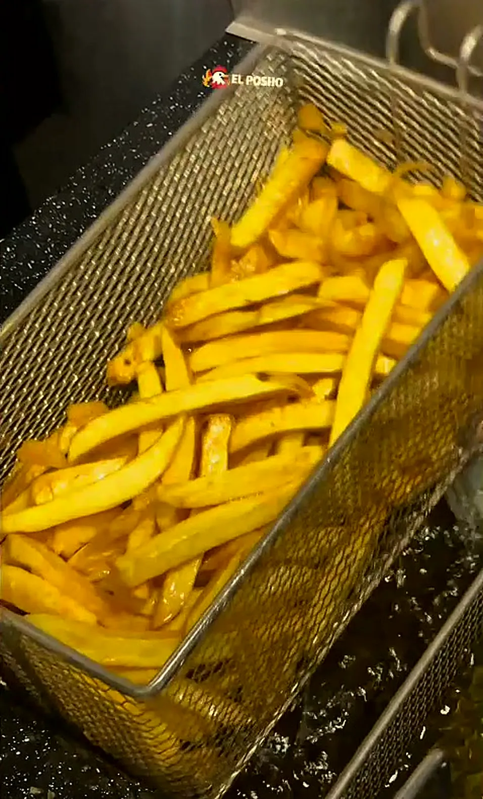 Papas fritas recién salidas de la freidora en El Posho